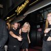 Exclusif - Pamela Anderson se rend au Crazy Horse avec un ami et son agent Jeremy Parra à Paris le 29 mars 2017.