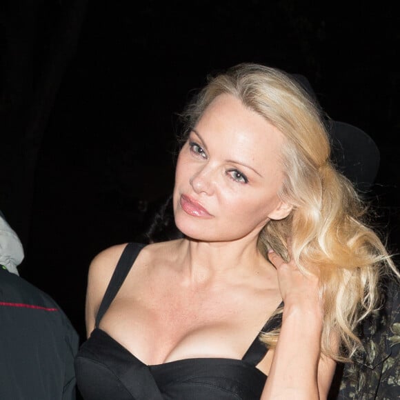 Exclusif - Pamela Anderson se rend au Crazy Horse avec un ami et son agent Jeremy Parra à Paris le 29 mars 2017.