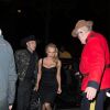 Exclusif - Pamela Anderson se rend au Crazy Horse avec un ami et son agent Jeremy Parra à Paris le 29 mars 2017. E