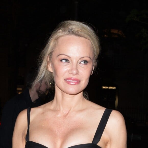 Exclusif - Pamela Anderson se rend au restaurant Manko avec un ami à Paris le 29 mars 2017.