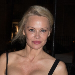 Exclusif - Pamela Anderson se rend au restaurant Manko avec un ami à Paris le 29 mars 2017.