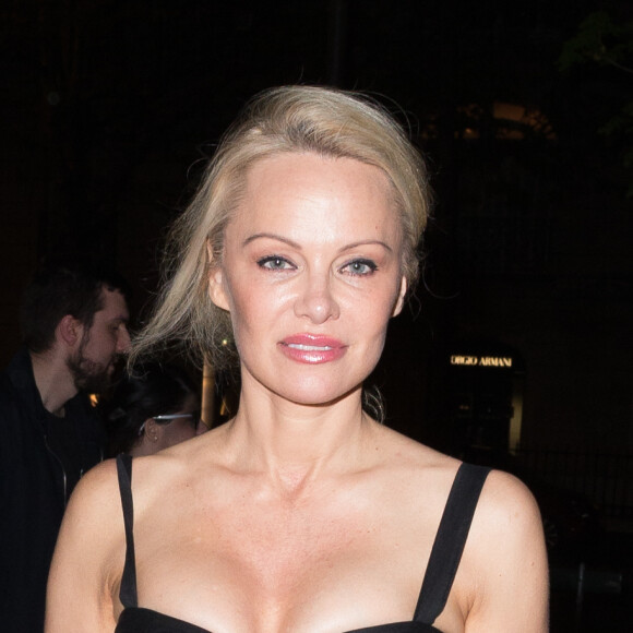 Exclusif - Pamela Anderson se rend au restaurant Manko avec un ami à Paris le 29 mars 2017.