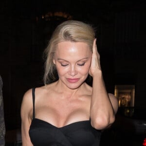 Exclusif - Pamela Anderson se rend au restaurant Manko avec un ami à Paris le 29 mars 2017.