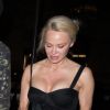 Exclusif - Pamela Anderson se rend au restaurant Manko avec un ami à Paris le 29 mars 2017.