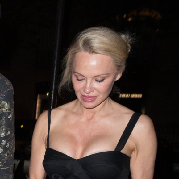 Exclusif - Pamela Anderson se rend au restaurant Manko avec un ami à Paris le 29 mars 2017.