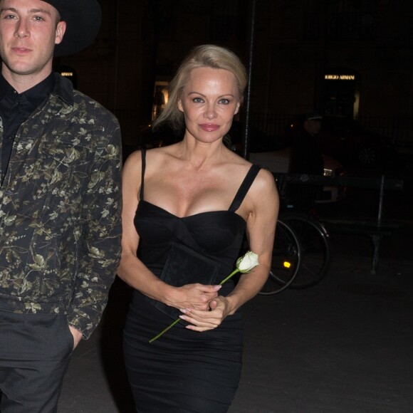 Exclusif - Pamela Anderson se rend au restaurant Manko avec un ami à Paris le 29 mars 2017.