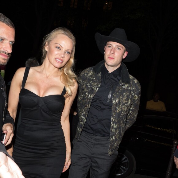 Exclusif - Pamela Anderson se rend au Crazy Horse avec un ami et son agent Jeremy Parra à Paris le 29 mars 2017.