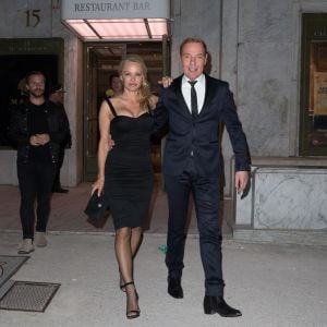 Exclusif - Pamela Anderson quitte le restaurant Manko avec son ami Tony Gomez à Paris le 29 mars 2017.