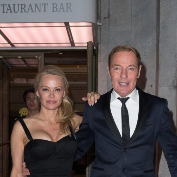 Exclusif - Pamela Anderson quitte le restaurant Manko avec son ami Tony Gomez à Paris le 29 mars 2017.