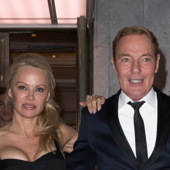 Exclusif - Pamela Anderson quitte le restaurant Manko avec son ami Tony Gomez à Paris le 29 mars 2017.