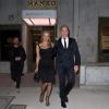 Exclusif - Pamela Anderson quitte le restaurant Manko avec son ami Tony Gomez à Paris le 29 mars 2017.