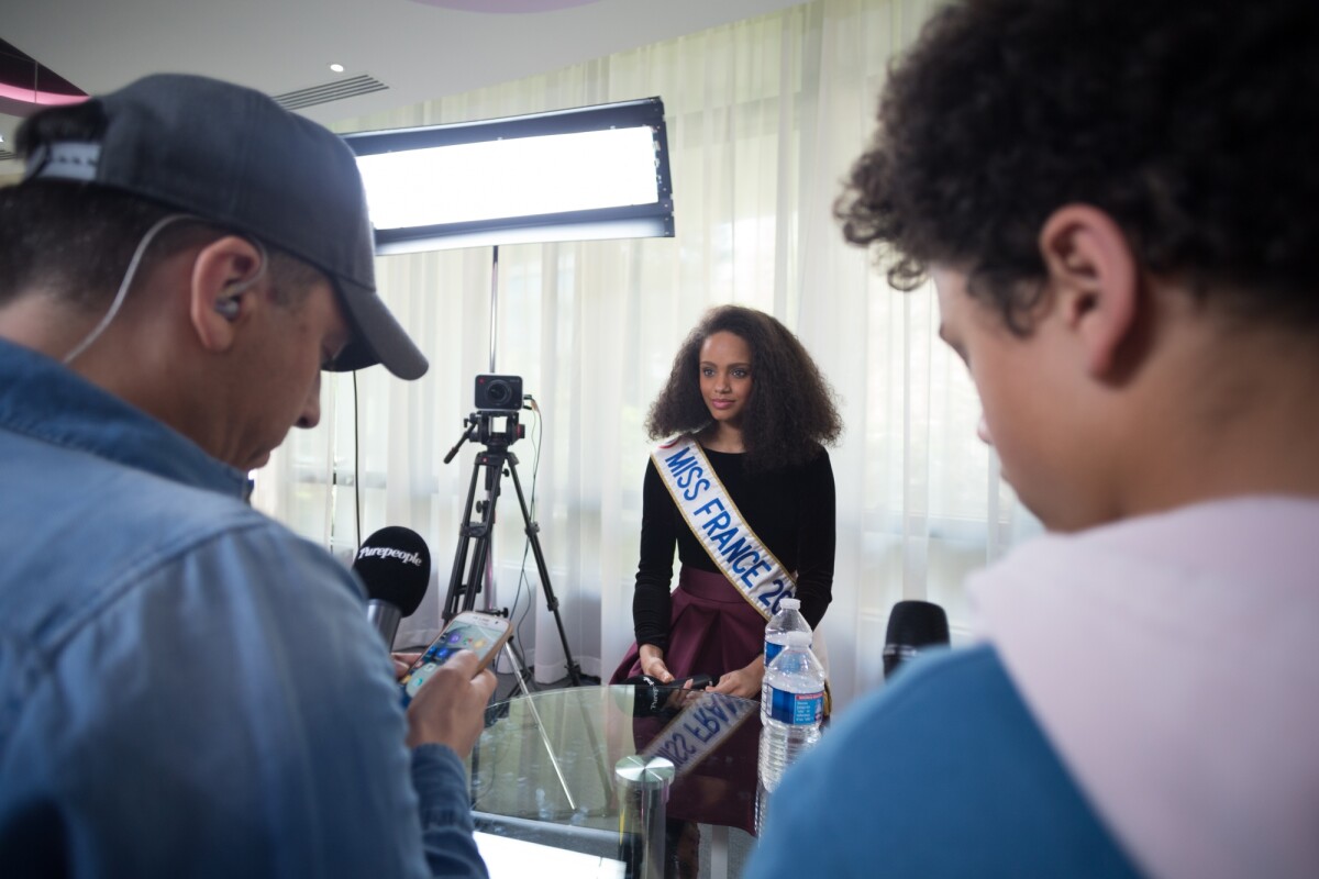 Vidéo Exclusif Rendez Vous Avec Alicia Aylies Miss France 2017 Dans Les Locaux De Webedia 