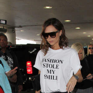 Victoria Beckham porte un t-shirt de sa collection Victoria by Victoria Beckham avec le slogan 'Fashion Stole My Smile' à son arrivée à l'aéroport de LAX à Los Angeles, le 28 mars 2017 © CPA/Bestimage