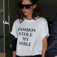 Victoria Beckham porte un t-shirt de sa collection Victoria by Victoria Beckham avec le slogan 'Fashion Stole My Smile' à son arrivée à l'aéroport de LAX à Los Angeles, le 28 mars 2017 © CPA/Bestimage