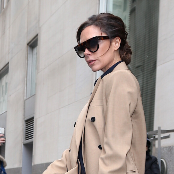 Victoria Beckham sort de son hôtel dans le quartier Midtown à New York, le 15 mars 2017.