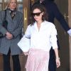 Victoria Beckham quitte le Ritz à Paris, pour se rendre au Musée du Louvre. Le 11 mars 2017