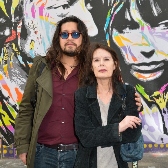 Lulu Gainsbourg et sa mère Bambou posant devant le 5 bis, rue de Verneuil, ancien hôtel particulier de Serge Gainsbourg, en marge du lancement officiel de l'Association Serge Gainsbourg au cabaret Don Camilo à Paris, le 2 avril 2017. © Coadic Guirec/Bestimage