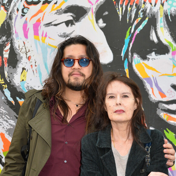 Lulu Gainsbourg et sa mère Bambou posant devant le 5 bis, rue de Verneuil, ancien hôtel particulier de Serge Gainsbourg, en marge du lancement officiel de l'Association Serge Gainsbourg au cabaret Don Camilo à Paris, le 2 avril 2017. © Coadic Guirec/Bestimage