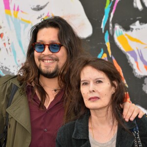 Lulu Gainsbourg et sa mère Bambou posant devant le 5 bis, rue de Verneuil, ancien hôtel particulier de Serge Gainsbourg, en marge du lancement officiel de l'Association Serge Gainsbourg au cabaret Don Camilo à Paris, le 2 avril 2017. © Coadic Guirec/Bestimage
