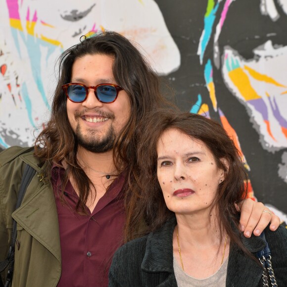 Lulu Gainsbourg et sa mère Bambou posant devant le 5 bis, rue de Verneuil, ancien hôtel particulier de Serge Gainsbourg, en marge du lancement officiel de l'Association Serge Gainsbourg au cabaret Don Camilo à Paris, le 2 avril 2017. © Coadic Guirec/Bestimage