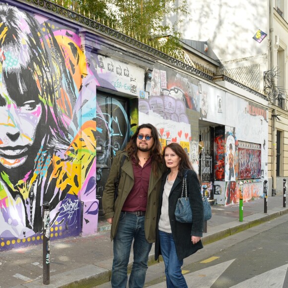 Lulu Gainsbourg et sa mère Bambou posant devant le 5 bis, rue de Verneuil, ancien hôtel particulier de Serge Gainsbourg, en marge du lancement officiel de l'Association Serge Gainsbourg au cabaret Don Camilo à Paris, le 2 avril 2017. © Coadic Guirec/Bestimage