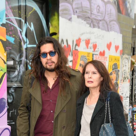 Lulu Gainsbourg et sa mère Bambou posant devant le 5 bis, rue de Verneuil, ancien hôtel particulier de Serge Gainsbourg, en marge du lancement officiel de l'Association Serge Gainsbourg au cabaret Don Camilo à Paris, le 2 avril 2017. © Coadic Guirec/Bestimage