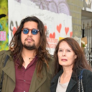 Lulu Gainsbourg et sa mère Bambou posant devant le 5 bis, rue de Verneuil, ancien hôtel particulier de Serge Gainsbourg, en marge du lancement officiel de l'Association Serge Gainsbourg au cabaret Don Camilo à Paris, le 2 avril 2017. © Coadic Guirec/Bestimage