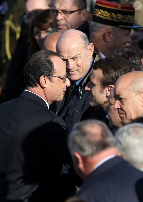 François Hollande et Emmanuel Macron - Cérémonie de dépôt de gerbe sur la tombe du Soldat inconnu à l'Arc de Triomphe par le Président de la République, François Hollande à Paris, le 11 novembre 2014.
