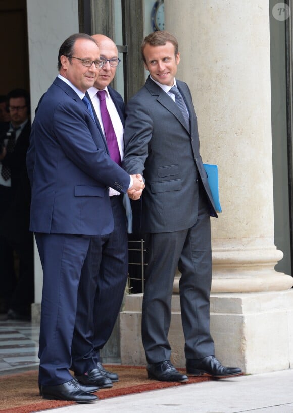 François Hollande, président de la République, Michel Sapin, ministre des Finances et des Comptes publics et Emmanuel Macron, ministre de l'Economie, de l’Industrie et du Numérique lors de la sortie du conseil des ministres du nouveau gouvernement au palais de l'Elysée à Paris, le 27 août 2014.