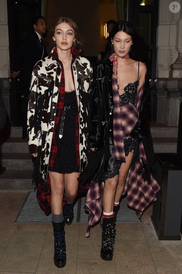 Bella et Gigi Hadid devant leur hôtel lors de la Fashion Week à Milan en Italie, le 22 février 2017
