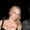 Pamela Anderson se rend au Crazy Horse avec un ami et son agent Jeremy Parra à Paris le 29 mars 2017.