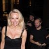 Pamela Anderson se rend au Costes avec un ami et son agent Jeremy Parra à Paris le 29 mars 2017.