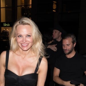 Pamela Anderson se rend au Costes avec un ami et son agent Jeremy Parra à Paris le 29 mars 2017.
