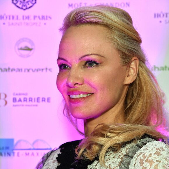 Pamela Anderson durant le dîner caritatif pour la fondation Pamela Anderson organisé par le casino de Sainte-Maxime le 11 mars 2017.