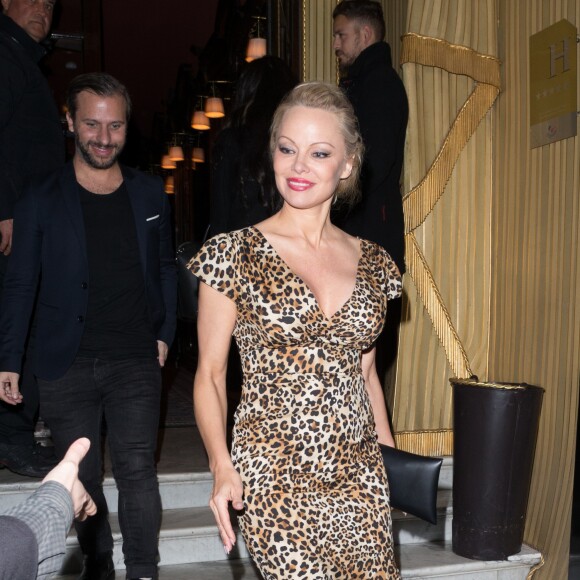 Pamela Anderson sort de l'hôtel Costes pour se rendre au concert de C.Maé avec son agent Jeremy Parra à Paris, le 18 mars 2017