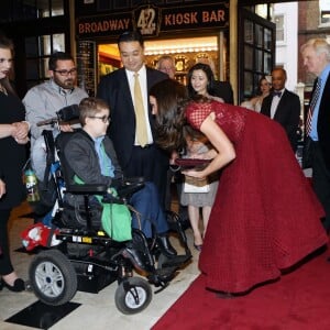 Kate Middleton, duchesse de Cambridge, a assisté à la première de la comédie musicale 42nd Street donnée au Théâtre royal de Drury Lane à Covent Garden au profit des hôpitaux pour enfants East Anglia's Children Hospices (EACH) dont elle est la marraine.