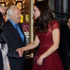 Kate Middleton, duchesse de Cambridge, salue quelques personnalités avant la première de la comédie musicale 42nd Street donnée au Théâtre royal de Drury Lane à Covent Garden au profit des hôpitaux pour enfants East Anglia's Children Hospices (EACH) dont elle est la marraine.