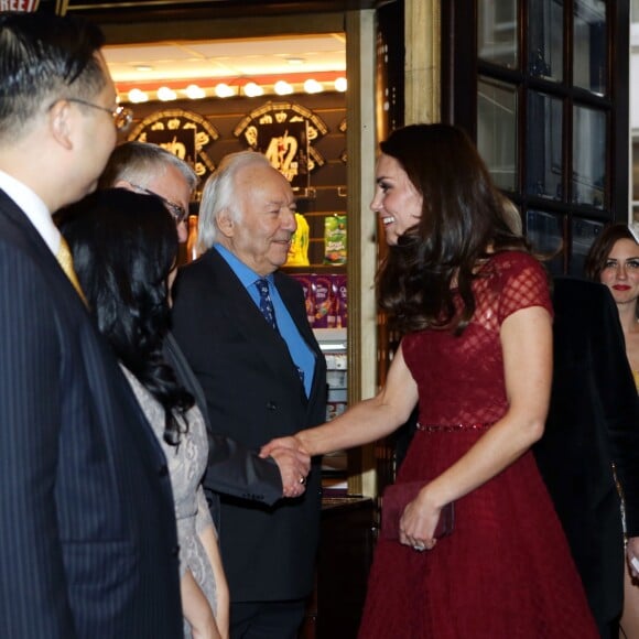 Kate Middleton, duchesse de Cambridge, salue quelques personnalités avant la première de la comédie musicale 42nd Street donnée au Théâtre royal de Drury Lane à Covent Garden au profit des hôpitaux pour enfants East Anglia's Children Hospices (EACH) dont elle est la marraine.