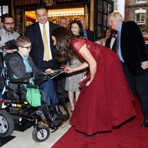 Kate Middleton, duchesse de Cambridge, s'est vu remettre le programme du spectacle par Ollie avant la première de la comédie musicale 42nd Street donnée au Théâtre royal de Drury Lane à Covent Garden au profit des hôpitaux pour enfants East Anglia's Children Hospices (EACH) dont elle est la marraine.