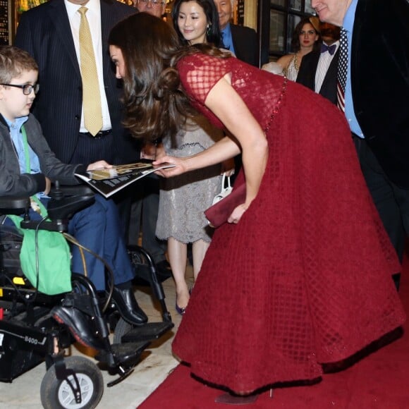 Kate Middleton, duchesse de Cambridge, s'est vu remettre le programme du spectacle par Ollie avant la première de la comédie musicale 42nd Street donnée au Théâtre royal de Drury Lane à Covent Garden au profit des hôpitaux pour enfants East Anglia's Children Hospices (EACH) dont elle est la marraine.