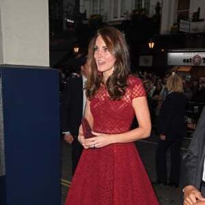 Kate Middleton, duchesse de Cambridge, ravissante en Marchesa, a assisté à la première de la comédie musicale 42nd Street donnée au Théâtre royal de Drury Lane à Covent Garden au profit des hôpitaux pour enfants East Anglia's Children Hospices (EACH) dont elle est la marraine.