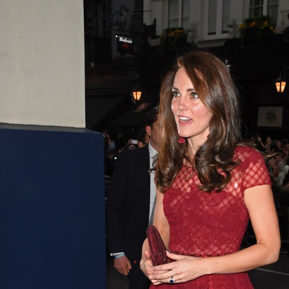 Kate Middleton, duchesse de Cambridge, ravissante en Marchesa, a assisté à la première de la comédie musicale 42nd Street donnée au Théâtre royal de Drury Lane à Covent Garden au profit des hôpitaux pour enfants East Anglia's Children Hospices (EACH) dont elle est la marraine.