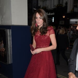 Kate Middleton, duchesse de Cambridge, a assisté à la première de la comédie musicale 42nd Street donnée au Théâtre royal de Drury Lane à Covent Garden au profit des hôpitaux pour enfants East Anglia's Children Hospices (EACH) dont elle est la marraine.