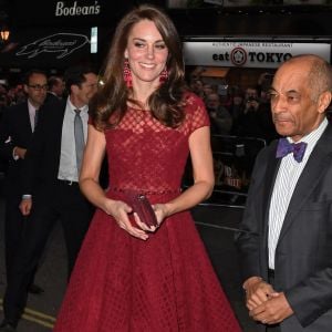 Kate Middleton, duchesse de Cambridge, en robe Marchesa, a assisté à la première de la comédie musicale 42nd Street donnée au Théâtre royal de Drury Lane à Covent Garden au profit des hôpitaux pour enfants East Anglia's Children Hospices (EACH) dont elle est la marraine.