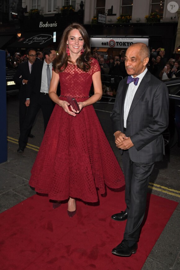 Kate Middleton, duchesse de Cambridge, en robe Marchesa, a assisté à la première de la comédie musicale 42nd Street donnée au Théâtre royal de Drury Lane à Covent Garden au profit des hôpitaux pour enfants East Anglia's Children Hospices (EACH) dont elle est la marraine.