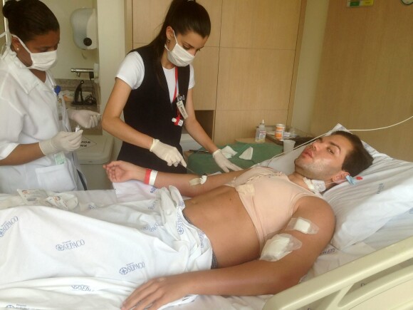 Rodrigo Alves sur un lit d'hôpital à Londres. Avril 2014.
