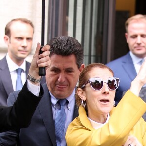 Céline Dion quitte son hôtel à Paris accompagnée de son nouveau manager Aldo Giampaolo le 21 juin 2016.