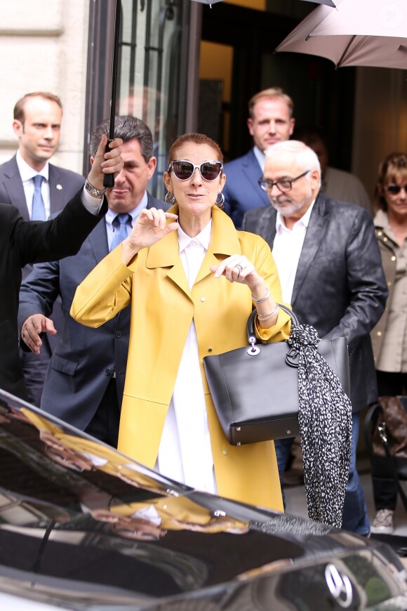 Céline Dion quitte son hôtel à Paris accompagnée de son nouveau manager Aldo Giampaolo le 21 juin 2016.