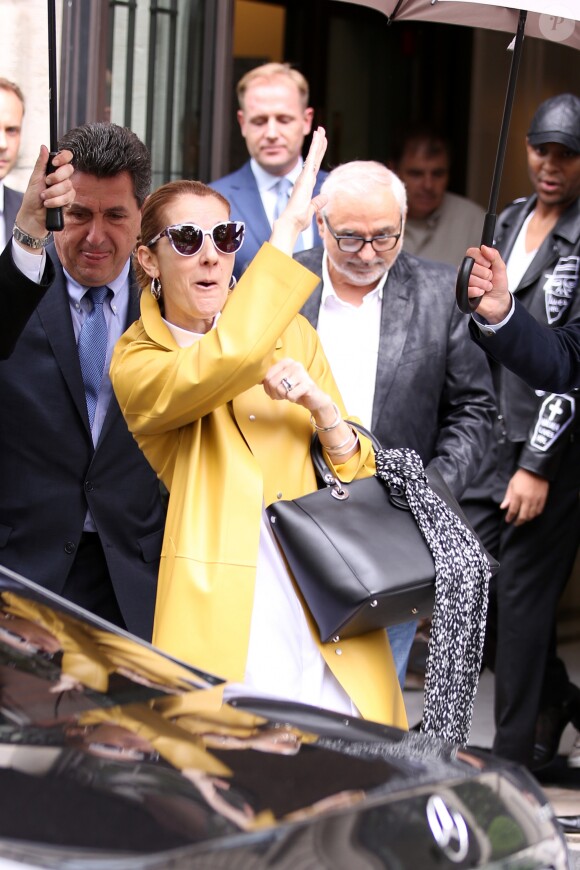 Céline Dion quitte son hôtel à Paris accompagnée de son nouveau manager Aldo Giampaolo le 21 juin 2016.