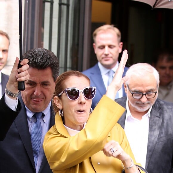 Céline Dion quitte son hôtel à Paris accompagnée de son nouveau manager Aldo Giampaolo le 21 juin 2016.